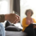 Cuando un médico dice que los síntomas están 'en tu cabeza': el impacto en pacientes con TNF