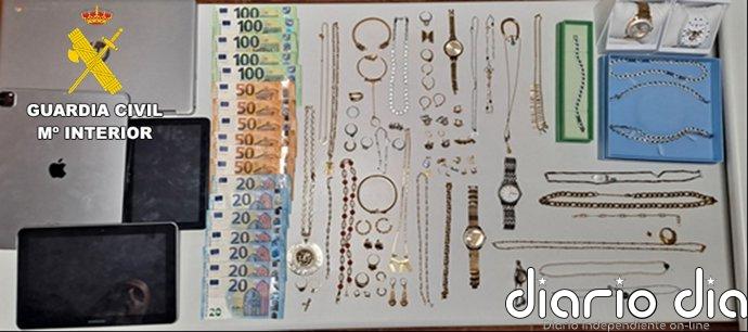 Cuatro detenidos tras caer una organización dedicada a robar en el interior de viviendas en Mijas (Málaga)