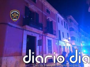 Cuatro personas rescatadas y diez reubicadas por un incendio ya extinguido en un edificio en Inca (Mallorca)