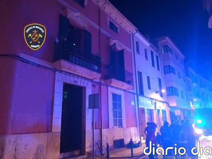 Cuatro personas rescatadas y diez reubicadas por un incendio ya extinguido en un edificio en Inca (Mallorca)