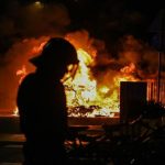 Decenas de jóvenes encapuchados queman contenedores tras la manifestación del 1-O en Barcelona