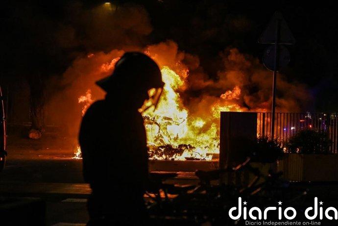 Decenas de jóvenes encapuchados queman contenedores tras la manifestación del 1-O en Barcelona