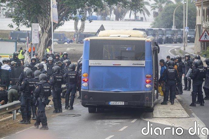 Desalojado en Ceuta un autobús con migrantes después de que uno de los ocupantes usara gas pimienta