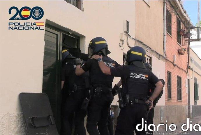 Desmantelado un punto de venta de drogas blindado y con cámaras de seguridad en La Soledat