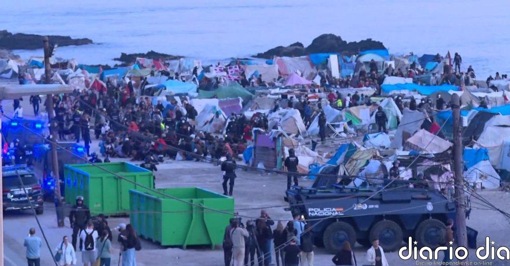 Despliegue policial por tierra, mar y aire en Ceuta para desalojar a los inmigrantes de la antigua fábrica del Guano