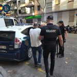 Detenidos en Palma tras ser pillados in fraganti cambiando pasaportes falsos por dinero