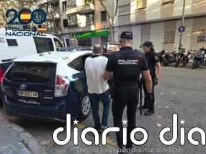 Detenidos en Palma tras ser pillados in fraganti cambiando pasaportes falsos por dinero