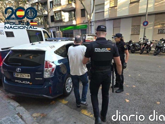 Detenidos en Palma tras ser pillados in fraganti cambiando pasaportes falsos por dinero