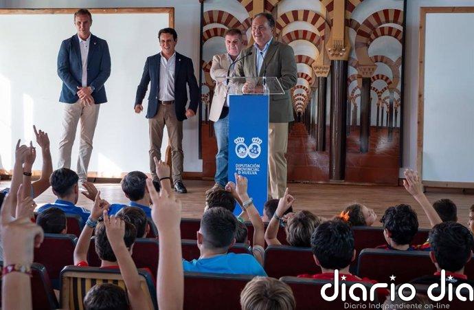 Diputación y el Recreativo presentan una iniciativa para acercar el Decano del fútbol a escuelas de Huelva