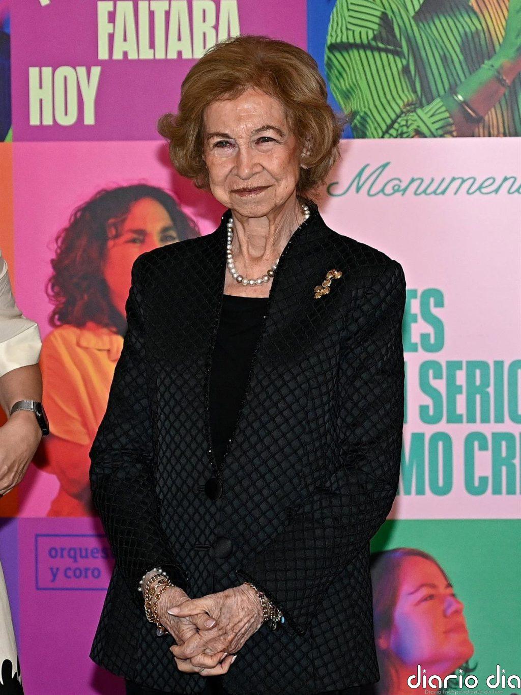 Doña Sofía, tras la estela de la reina Letizia en el Premio Planeta, con una blazer de Alejandro de Miguel