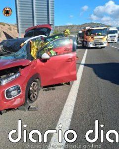 Dos heridos por policontusiones tras un accidente entre un coche y un camión en la A-7, en Sagunt