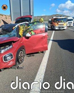 Dos heridos por policontusiones tras un accidente entre un coche y un camión en la A-7, en Sagunt