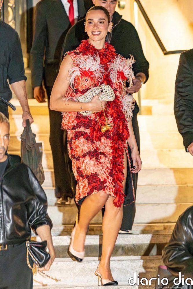 Dua Lipa nos deja sin palabras con su espectacular look en el desfile de Chanel en París