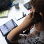 El 60% de familias de más renta limita pantallas, frente al 41% de bajos recursos, según un estudio de FAD y Netflix