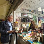 El alcalde de Sevilla visita la Feria del Libro y comparte un recorrido con libreros, autores y lectores