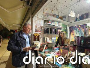 El alcalde de Sevilla visita la Feria del Libro y comparte un recorrido con libreros, autores y lectores