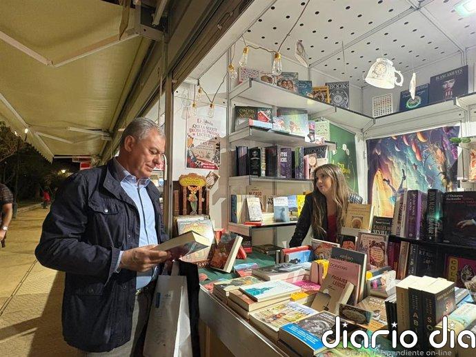 El alcalde de Sevilla visita la Feria del Libro y comparte un recorrido con libreros, autores y lectores