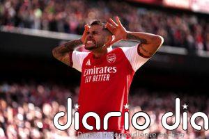 El Arsenal presiona al City y el Chelsea golea con Henderson