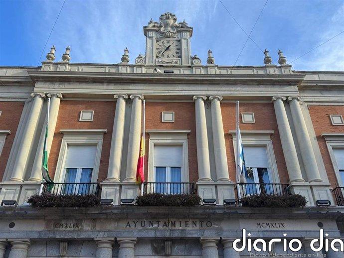 El Ayuntamiento de Huelva guarda un minuto de silencio por las víctimas del accidente de Urda (Toledo)
