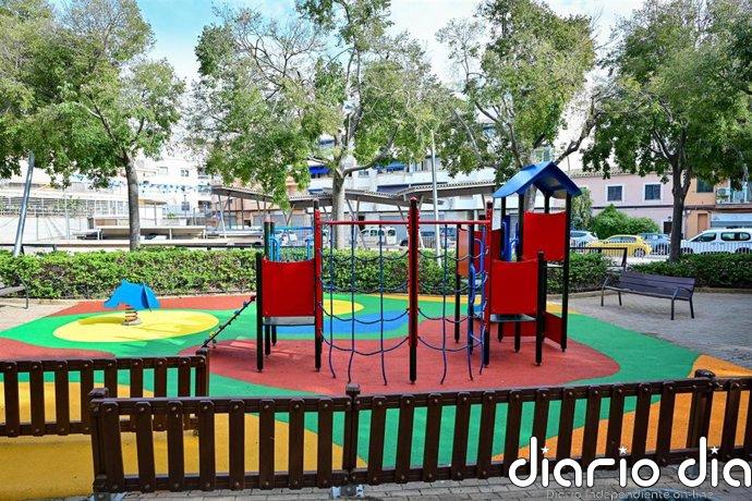 El Ayuntamiento de Palma completa la renovación del área de juegos infantiles de la plaza Josep Maria Llompart
