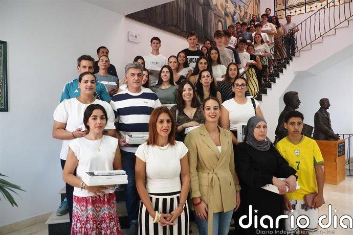 El Ayuntamiento de Palos de la Frontera (Huelva) entrega 48 kits tecnológicos a estudiantes