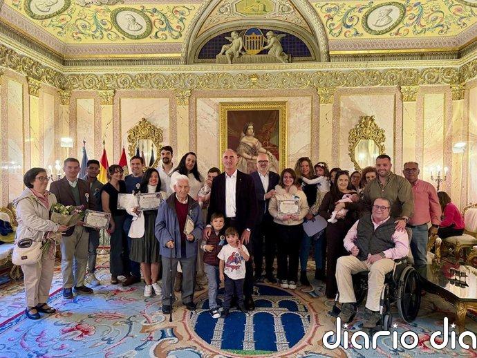 El Ayuntamiento de Segovia da la bienvenida a 14 nuevos 'majos' y 'majas' por San Frutos y homenajea a dos centenarios