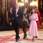 El broche diamantes y perlas que la Reina Letizia utilizó el Día de la Hispanidad para elevar su vestido