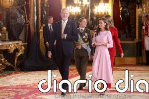 El broche diamantes y perlas que la Reina Letizia utilizó el Día de la Hispanidad para elevar su vestido