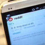 El CEO de Reddit constata la caída del tráfico web, que vincula con AI Overviews y el modo de búsqueda con IA de Google