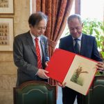 El embajador de Japón en España se reúne con el alcalde de Sevilla en una visita el Ayuntamiento