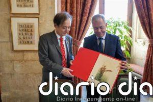El embajador de Japón en España se reúne con el alcalde de Sevilla en una visita el Ayuntamiento