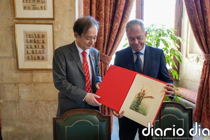 El embajador de Japón en España se reúne con el alcalde de Sevilla en una visita el Ayuntamiento