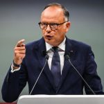 El ex primer ministro francés Édouard Philippe reprocha a Macron su falta de "decisiones" y le exige restaurar el orden