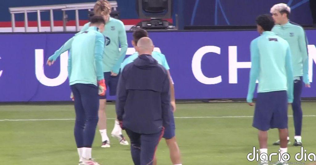 El FC Barcelona toma contacto con el césped del Parque de los Príncipes