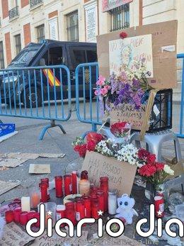 El homenaje a Maricarmen sigue en Sol: "No se puede desalojar un recuerdo" Altar en homenaje a Maricarmen en la Puerta del Sol de Madrid