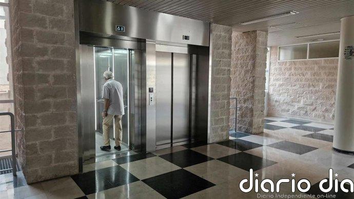 El Hospital Juan Ramón Jiménez de Huelva pone en funcionamiento los cuatro nuevos ascensores de puerta principal