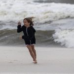 El huracán Isaias toca tierra en Florida (EEUU) con vientos de 145 km/h y deja a más de medio millón de personas sin luz