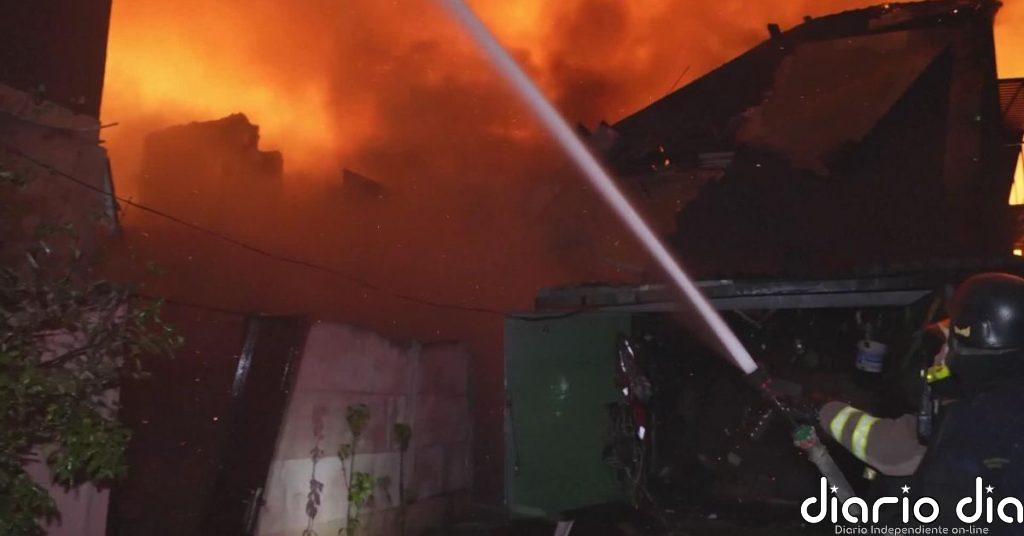 El impacto de un dron provoca un devastador incendio en Jarkov (Ucrania)
