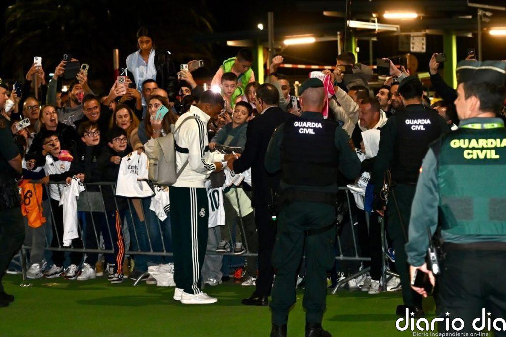 El Madrid se da un baño de masas en su llegada a Santander quince años después
