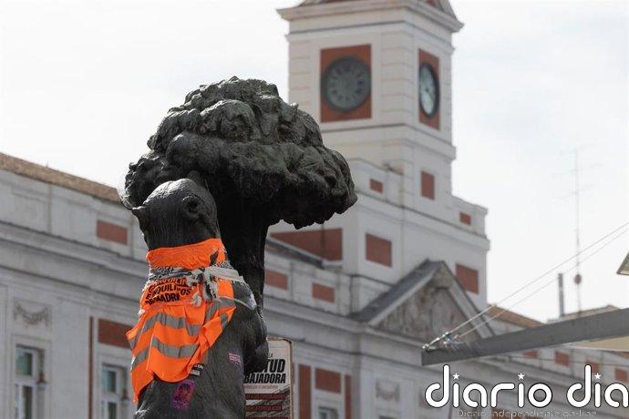 El Oso y el Madroño amanece vallado para evitar la vandalización del monumento