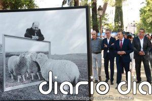 El presidente de la Diputación de Sevilla pone en valor el periodismo en la inauguración de la Exposición 'Momentos'