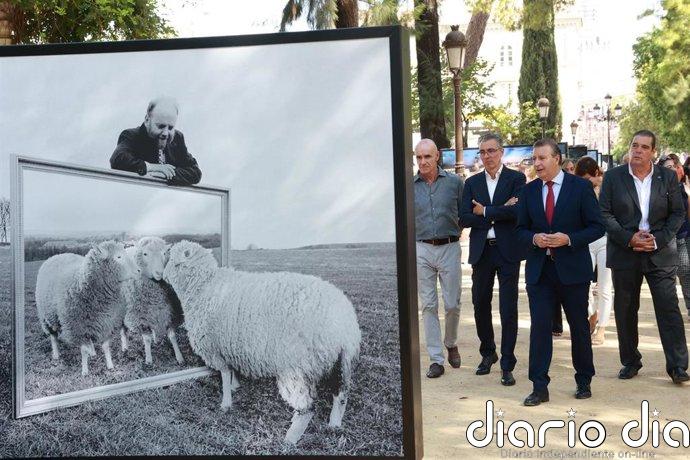 El presidente de la Diputación de Sevilla pone en valor el periodismo en la inauguración de la Exposición 'Momentos'