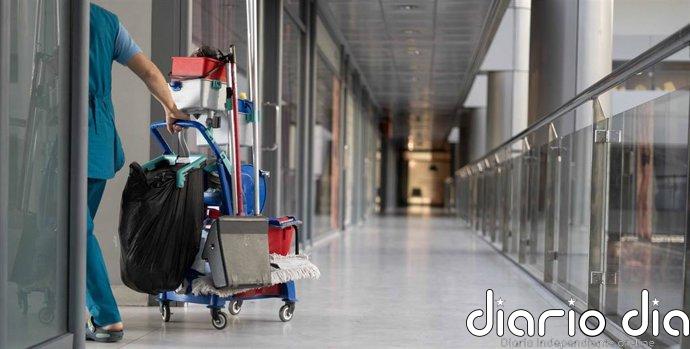 El sector de la limpieza emplea a 470.000 personas en España y representa el 1,05% del PIB, según la patronal
