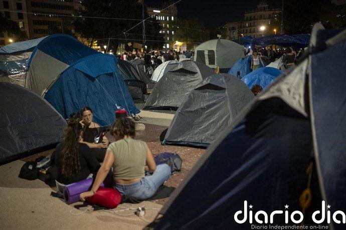 El Sindicat de Llogateres recomienda "resguardarse hasta mañana" a los acampados en plaza Catalunya