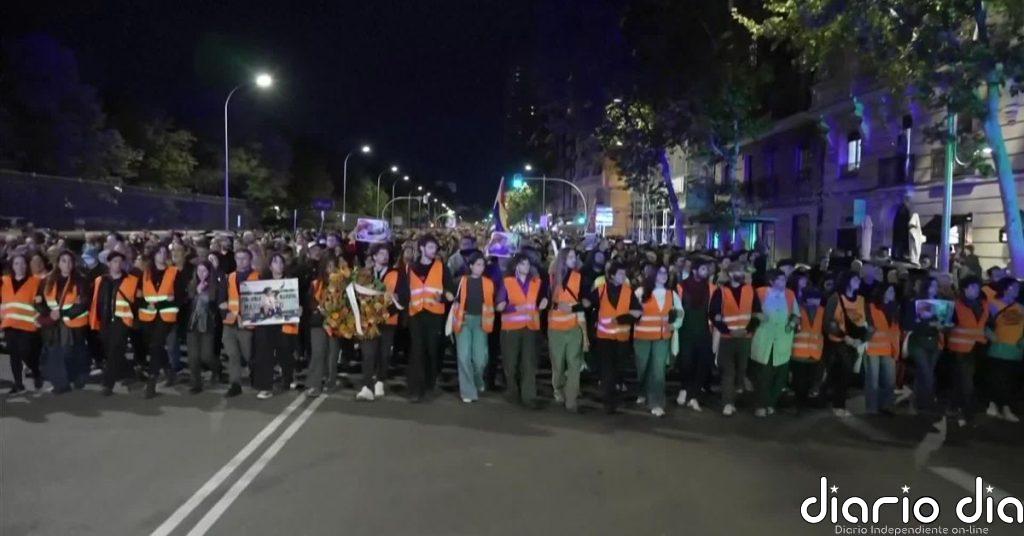 Emotivo homenaje de despedida a Maricarmen frente a la casa de la que fue desahuciada