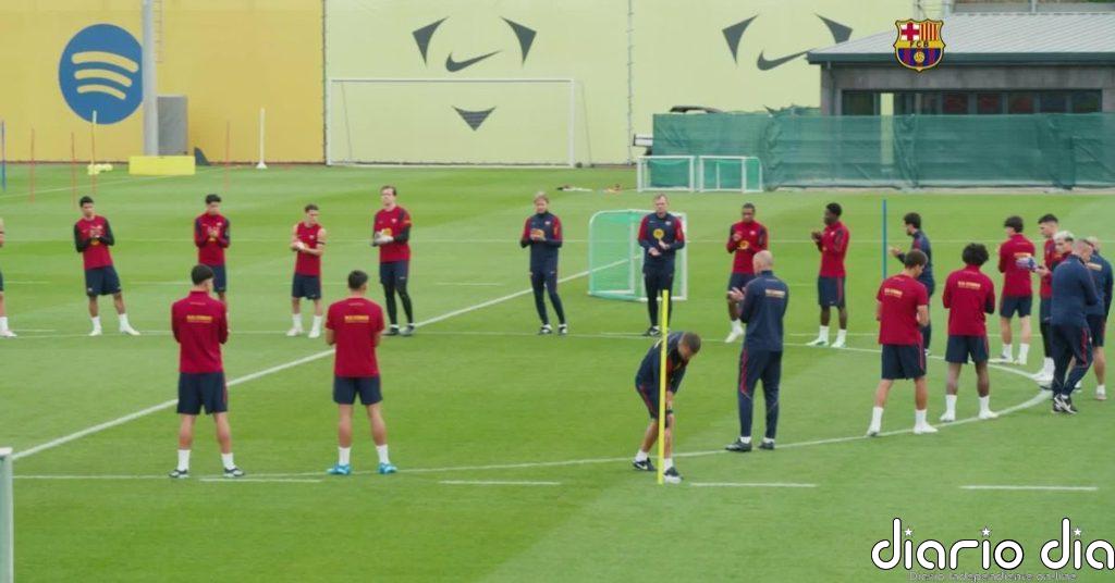Emotivo minuto de silencio por las víctimas del accidente ferroviario de Urda en el entrenamiento del FC Barcelona