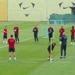 Emotivo minuto de silencio por las víctimas del accidente ferroviario de Urda en el entrenamiento del FC Barcelona