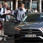 Ernesto de Hannover y su hijo Christian, sorprendidos esperando en una parada de autobús