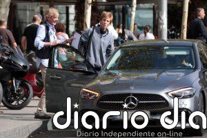 Ernesto de Hannover y su hijo Christian, sorprendidos esperando en una parada de autobús
