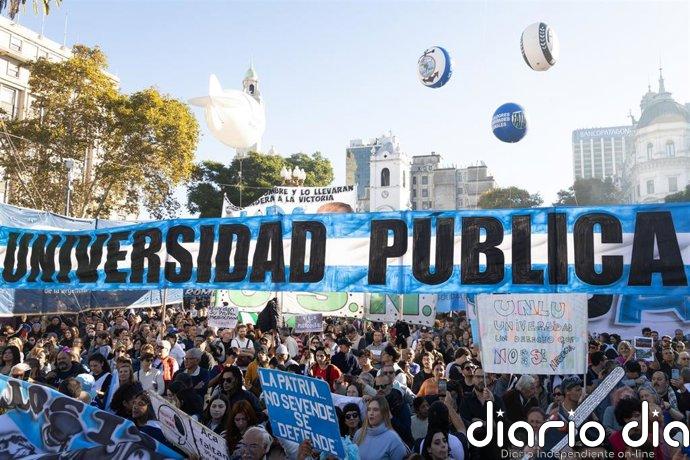 Estudiantes argentinos desalojados de la Secretaría de Educación tras exigir cumplir la Ley de Financiamiento